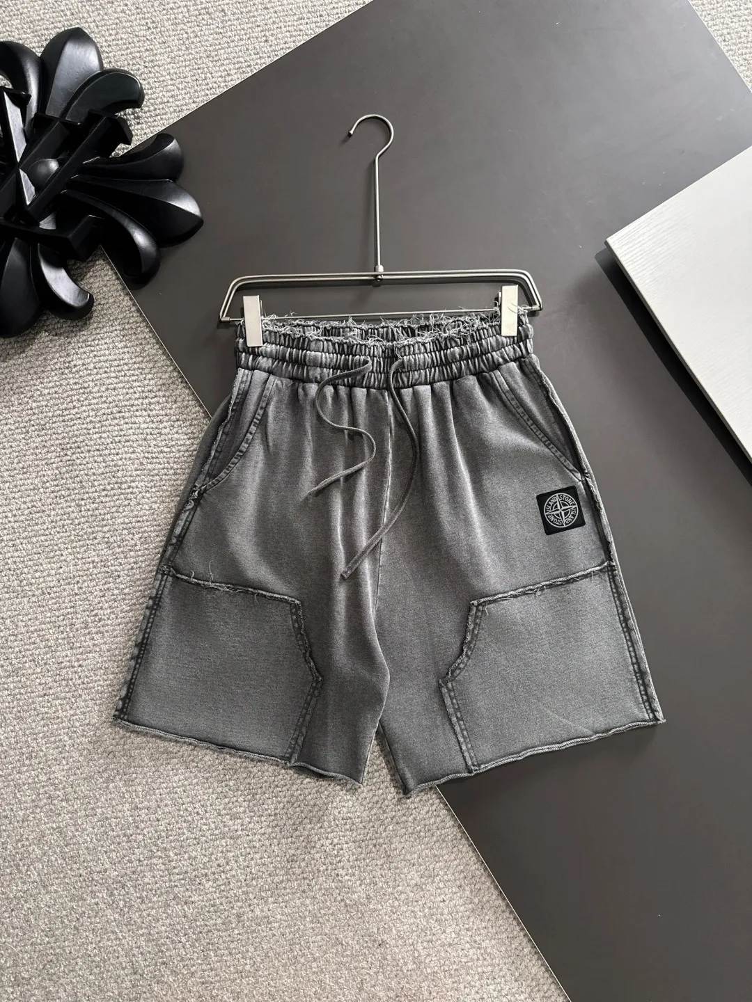 🅿️330 shipped next day, high quality Stone lsland/Stone Island 2025 spring and summer new elastic band casual color-washed loose shorts, two needle stitches at the trouser hem, fine and firm stitching, counter-customized fabrics with high breathability and comfort, impeccable details, brand element design concept, reflecting high quality. It feels delicate and soft! It presents a casual cut and the upper body shape is great! Size: S-XXL
